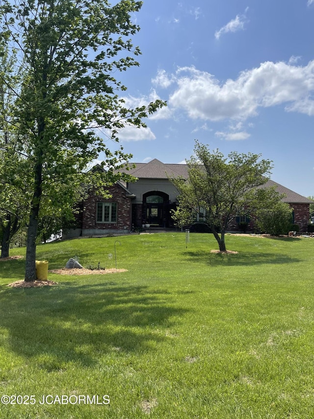 view of front facade featuring a front lawn