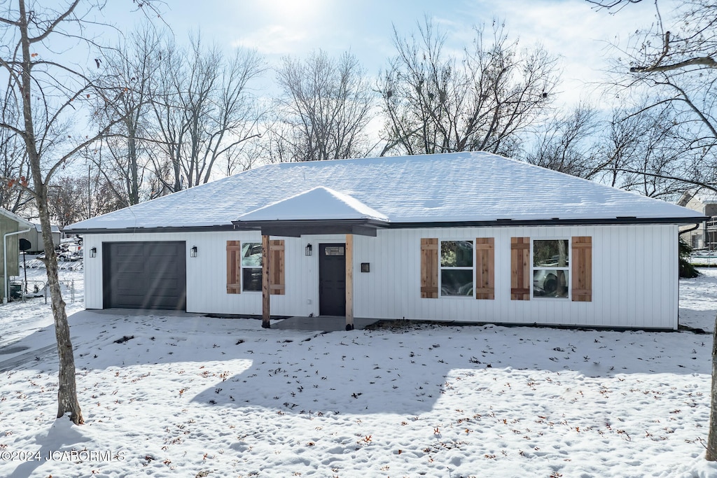 view of front of property featuring a garage