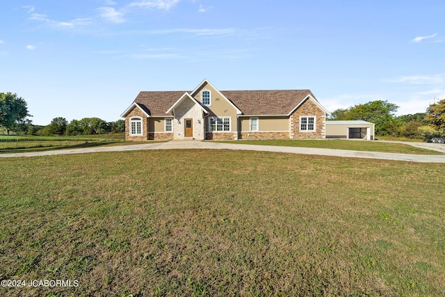 view of front facade featuring an outdoor structure and a front yard