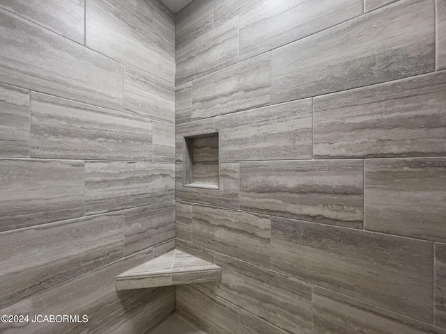 bathroom featuring tiled shower