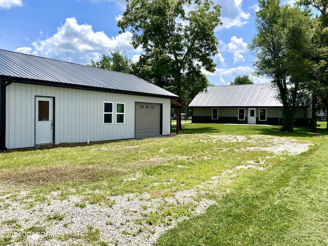 view of yard with an outbuilding and a garage