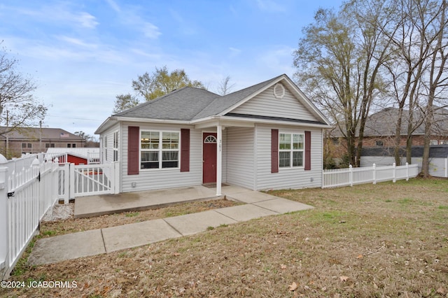 view of front facade featuring a front yard