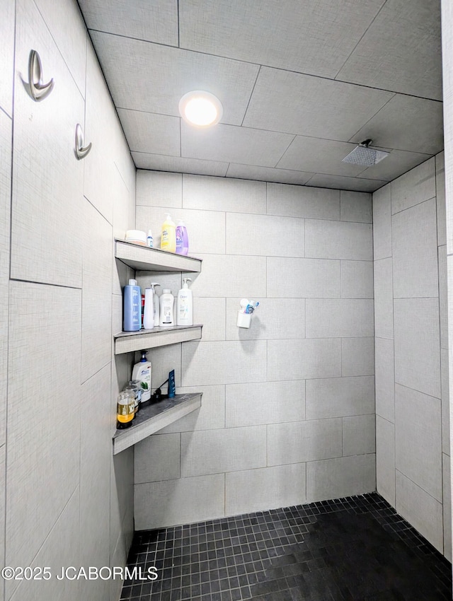 bathroom featuring tiled shower