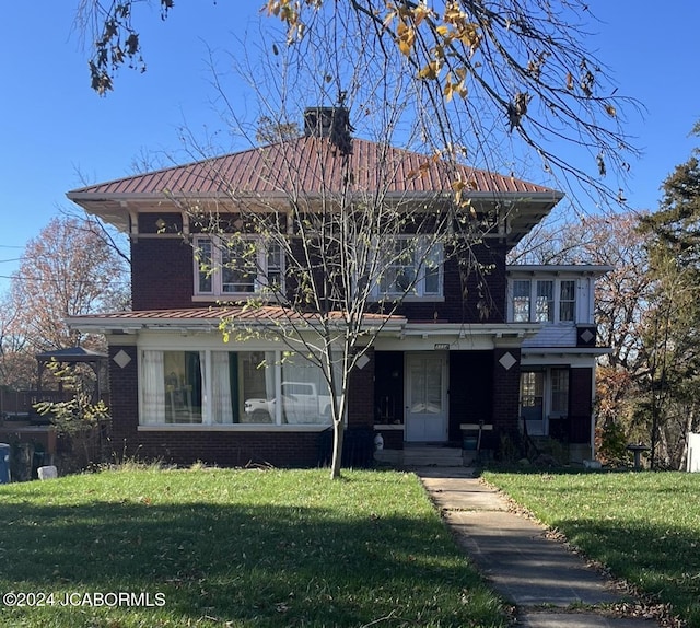 view of front of home featuring a front lawn