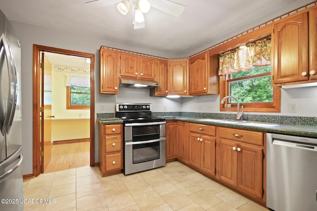 1101 E Maplewood Ct, Jefferson City, MO 65109 - kitchen with stainless steel appliances, under cabinet range hood, dark countertops, and ceiling fan