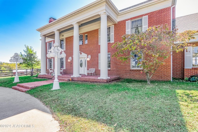 view of front of home featuring a front lawn