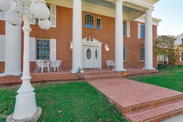 entrance to property featuring a porch