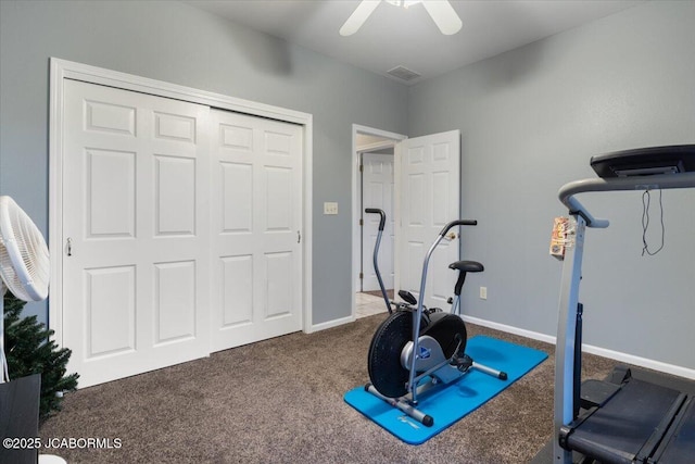 workout room featuring carpet floors, visible vents, ceiling fan, and baseboards