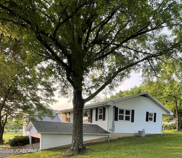 909 E Jefferson St, Linn, MO 65051 - view of front facade featuring a front lawn