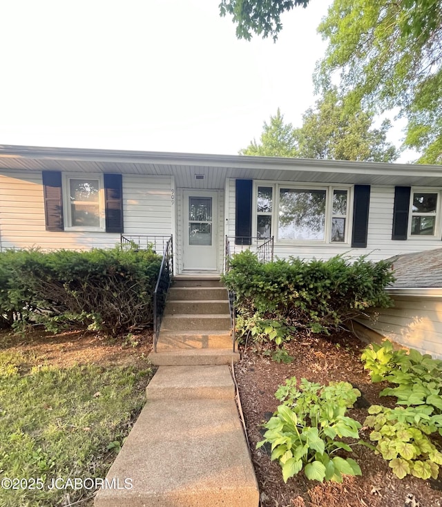 909 E Jefferson St, Linn, MO 65051 - view of front facade featuring a porch