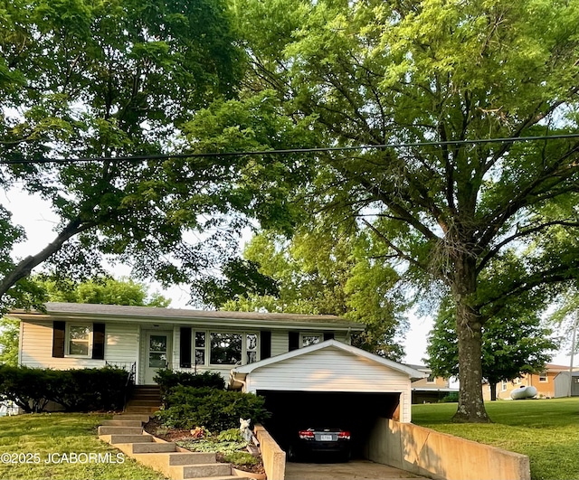 909 E Jefferson St, Linn, MO 65051 - view of front of home featuring a front yard, driveway, and a garage