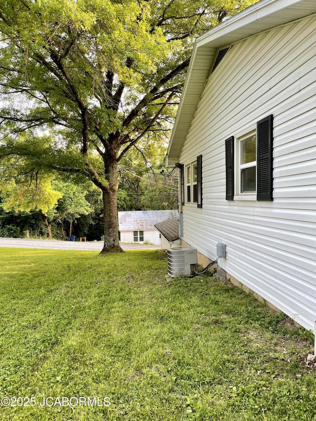 909 E Jefferson St, Linn, MO 65051 - view of green lawn featuring cooling unit
