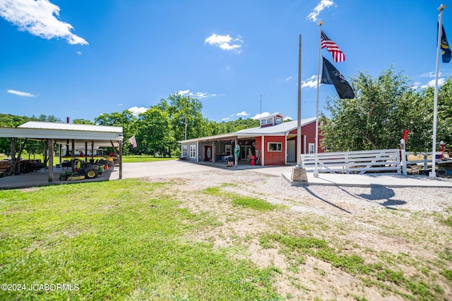 view of yard featuring an outbuilding