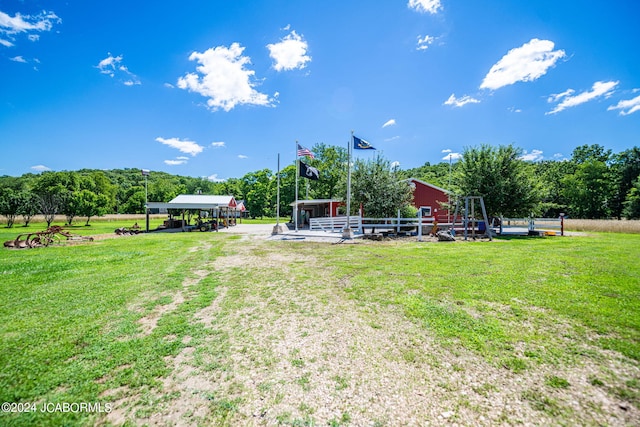 view of yard with an outbuilding