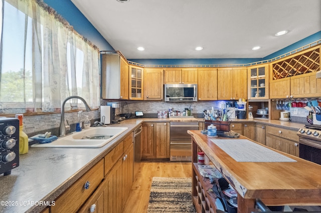 6733 Rocking Horse Ln, Fulton, MO 65251 - kitchen featuring appliances with stainless steel finishes, a sink, light wood-type flooring, backsplash, and recessed lighting