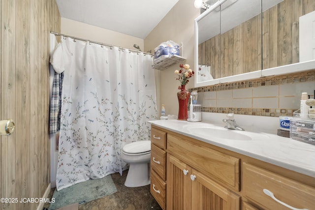 6733 Rocking Horse Ln, Fulton, MO 65251 - full bathroom with tasteful backsplash, toilet, vanity, and a shower with curtain