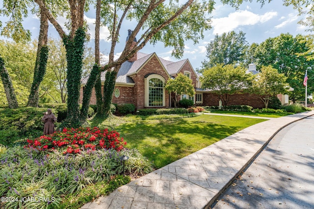 tudor house featuring a front yard