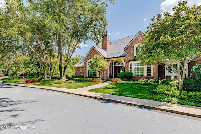 view of front of house featuring a front lawn