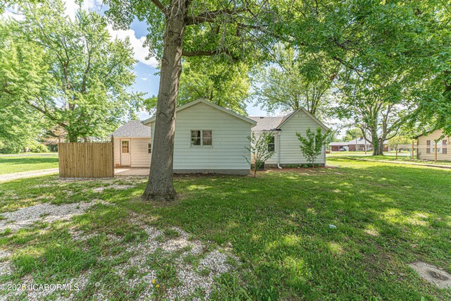 115 Middle St, Moberly, MO 65270 - view of yard