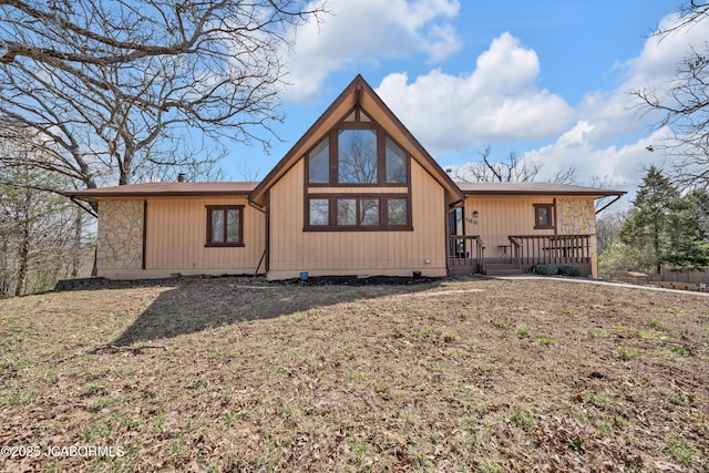 160 Ravenwood Dr, Camdenton, MO 65020 - view of front of house featuring crawl space and a front lawn