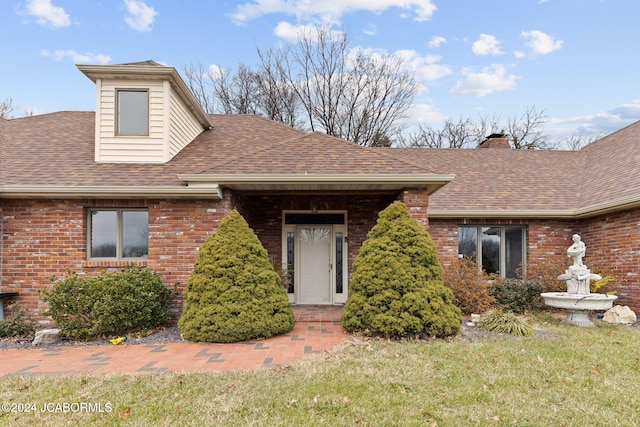 view of front facade with a front lawn