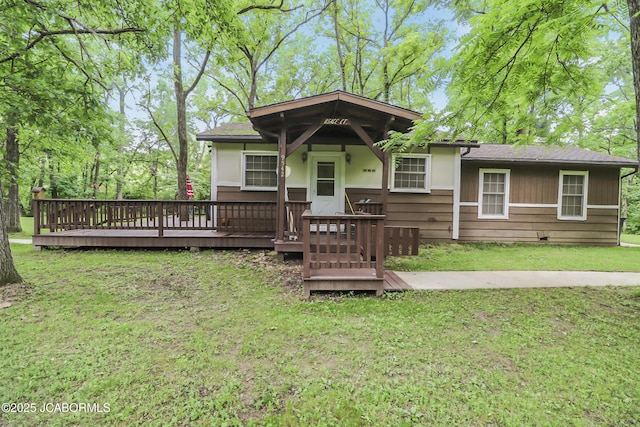 9542 Osage Ct, Williamsburg, MO 63388 - view of front of home with a front yard and a deck