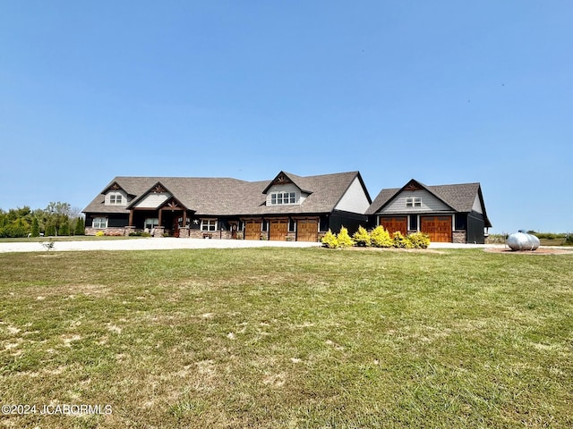 view of front facade featuring a front lawn