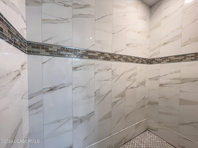 bathroom featuring a tile shower