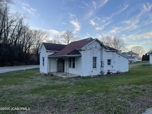 view of front of property with a front yard