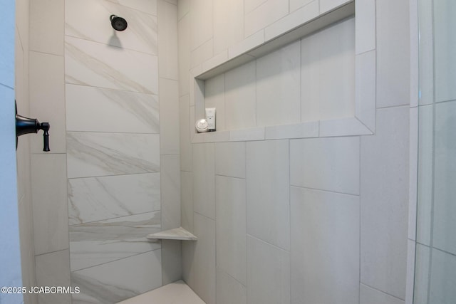 bathroom featuring a tile shower