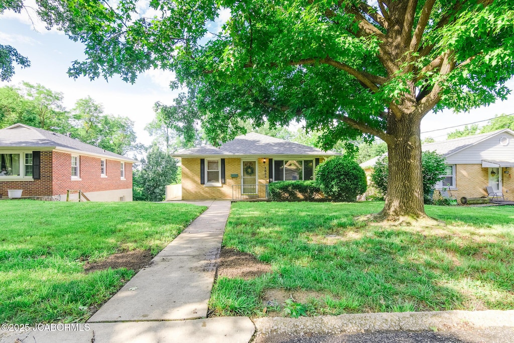 1833 W Mccarty St, Jefferson City, MO 65109 - photo 1