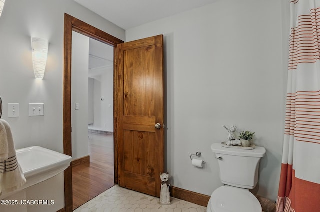 5004 Bates Creek Ct, Columbia, MO 65201 - bathroom with baseboards and curtained shower