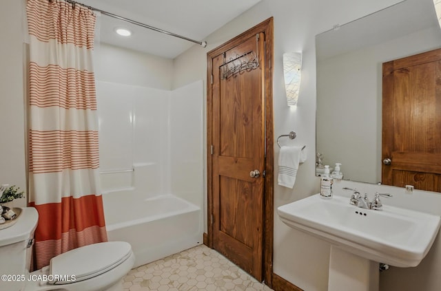 5004 Bates Creek Ct, Columbia, MO 65201 - full bath with shower / tub combo and recessed lighting