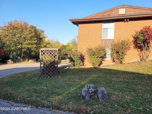 view of side of property featuring a lawn