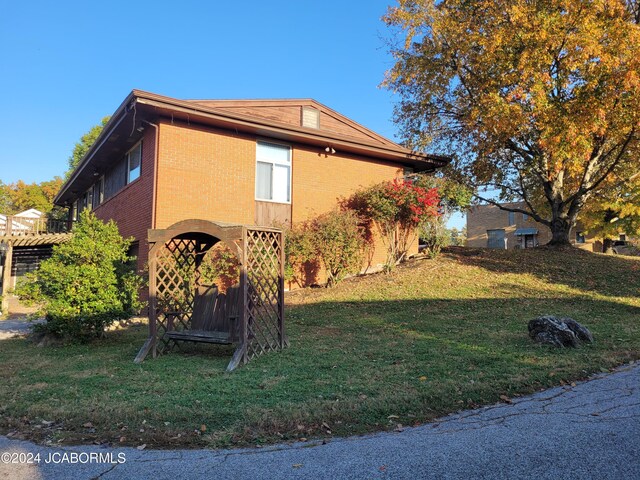 view of side of property featuring a lawn