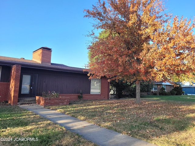 view of front facade featuring a front yard