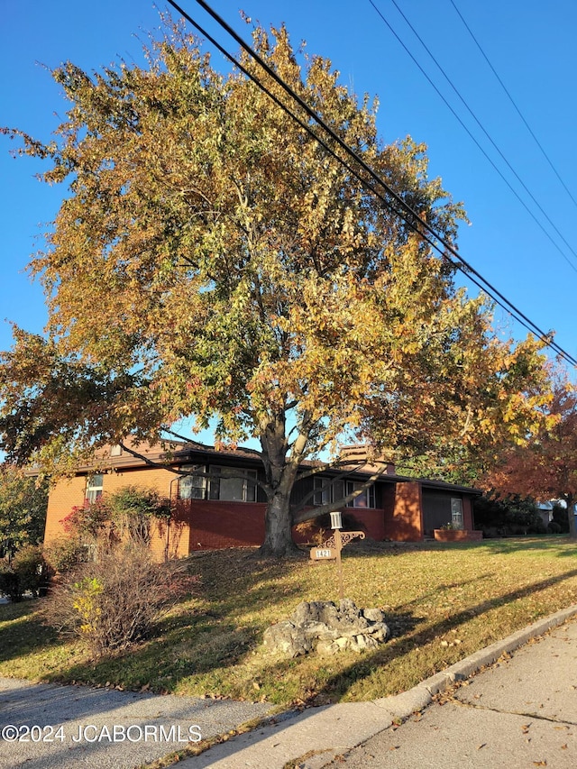 view of front of home featuring a front lawn