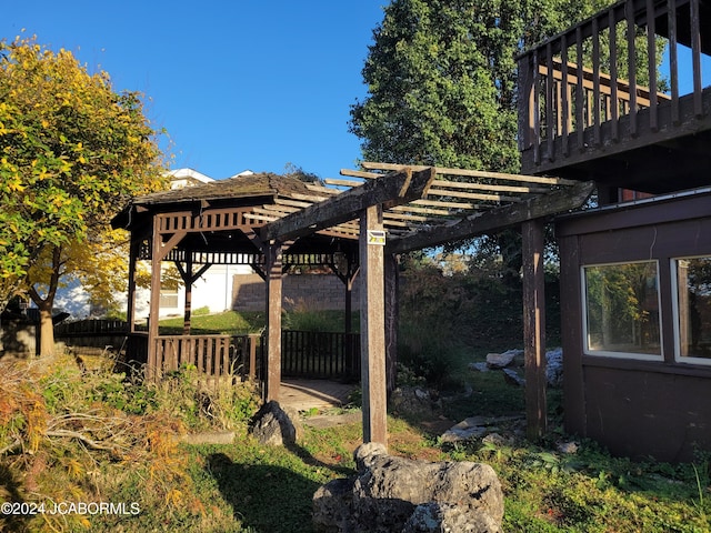 view of yard featuring a pergola