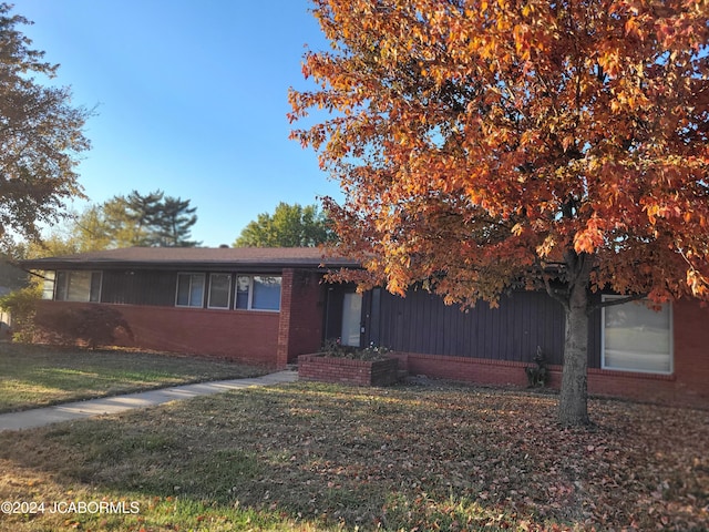 view of front of house with a front yard