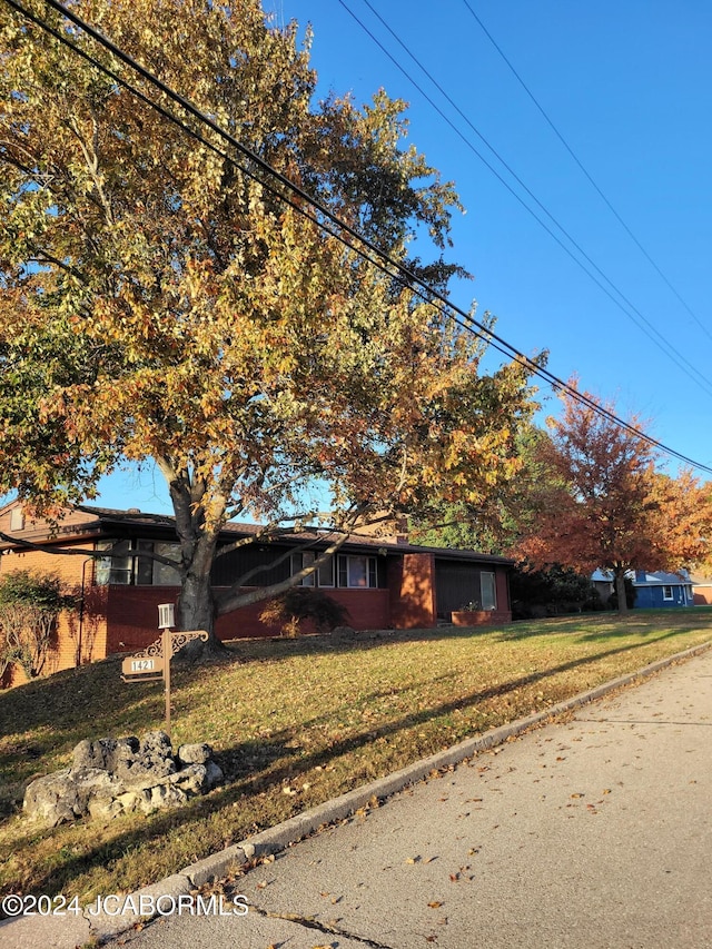 view of front of property with a front yard