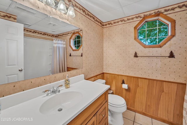 990 Diamond Rdg, Jefferson City, MO 65109 - full bath with vanity, toilet, a wainscoted wall, wallpapered walls, and visible vents
