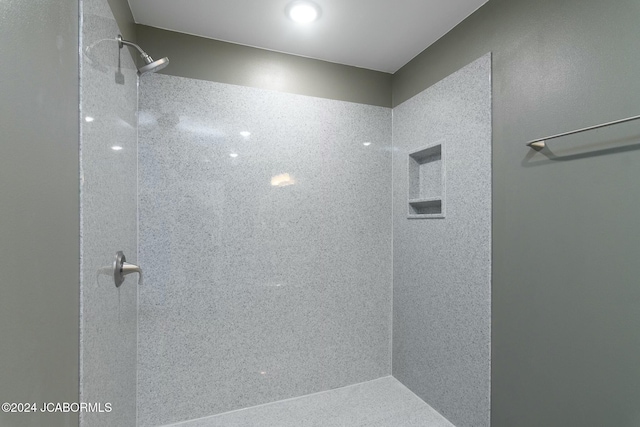 bathroom featuring a tile shower