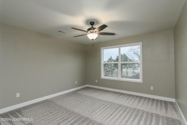 carpeted empty room featuring ceiling fan