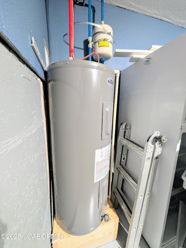 5416 S Brooks Dr, Jefferson City, MO 65109 - utility room featuring electric water heater