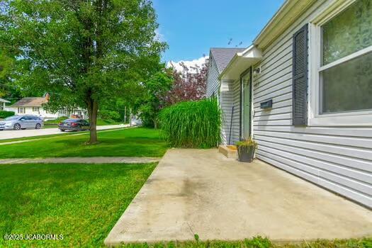 409 E 9th St, Fulton, MO 65251 - view of grassy yard featuring a patio area