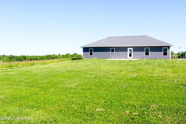138 Stonegate Ave, Linn, MO 65051 - rear view of house featuring a lawn