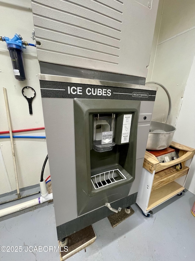 106 S Main St, Chamois, MO 65024 - detailed view of pet washing area