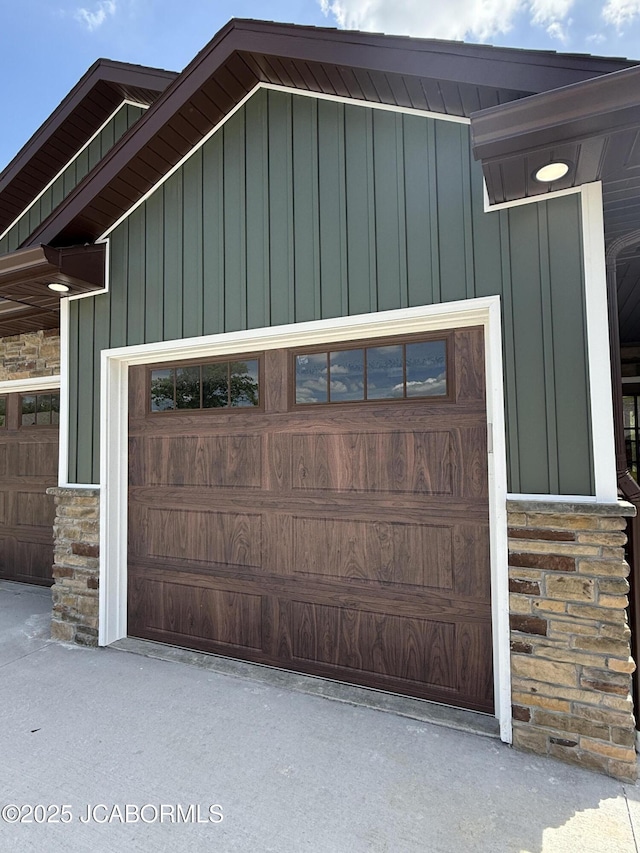 5519 Kenview Dr, Jefferson City, MO 65109 - view of garage