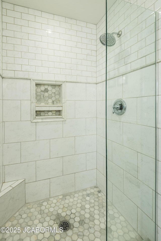 full bathroom featuring a tile shower