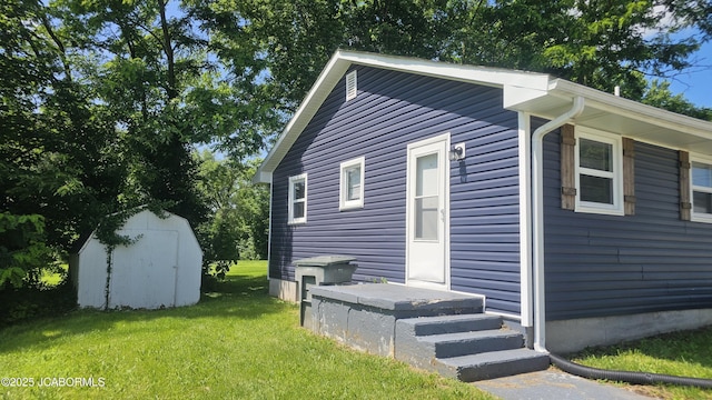 402 W 9th St, Fulton, MO 65251 - view of side of home featuring a storage shed and a lawn